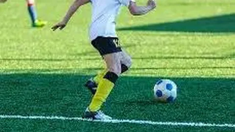 暖城足球盛宴：双组别赛事激情开战，球迷球员同享绿茵欢乐时光